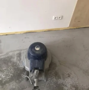 Strojní broušení podlahy a příprava podkladu pro pokládku PVC ambient v Ostravě.