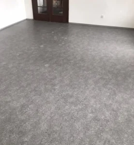 Celkový pohled na položené šedé zátěžové PVC Gefloor v prostorné chodbě, realizace Ostrava.