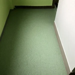 Plocha podesty s položeným PVC Gefloor a instalovaným obvodovým soklem v komerčním objektu