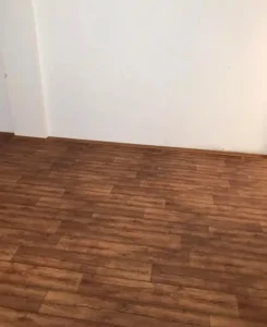 Detailní pohled na položené PVC Ambient v dekoru dřeva, realizace pro firmu Veolia Ostrava.