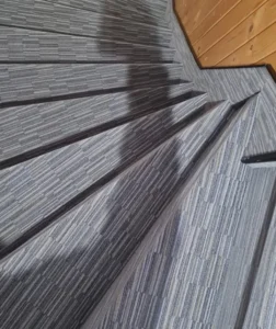 Pohled shora na schodiště obložené designovou krytinou Flotex s přesným lícováním vzoru – práce od specialistů na designové podlahy pro Viva Floors Ostrava.