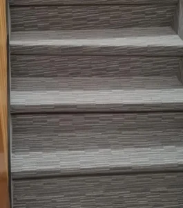 Detailní záběr na nášlapy schodů s texturovanou krytinou Flotex – precizní práce mistrů v detailu podlah pro Viva Floors Ostrava.
