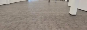 Pokládka lepeného vinylu v obchodním prostoru Ostrava