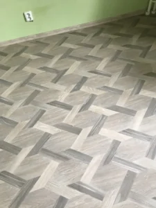 Položená PVC podlaha Gefloor s výrazným geometrickým vzorem – práce, kterou realizovali profesionálové na elastické podlahy.