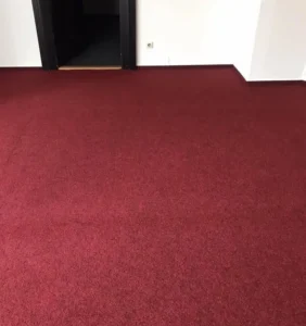 Pokládka červeného koberce Primavera u vstupu do kanceláře, realizace Magistrát Ostrava.