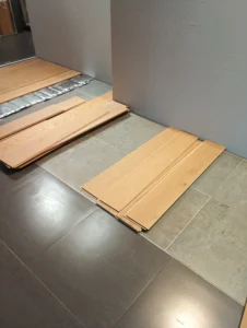 Vzorky lamel plovoucí podlahy Krono Original 6 mm volně položené na podkladu
