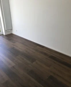 Pokládka tmavé dřevěné podlahy v obývacím pokoji Ostrava