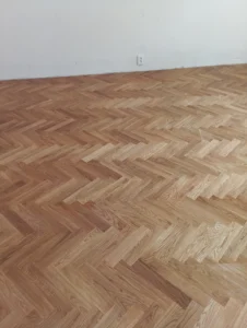 Detailní struktura dřevěných parket po profesionálním broušení – práce, kterou provádějí podlaháři z Ostravy.