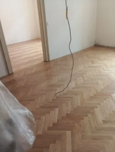 Kompletně zrenovované dřevěné parkety v ostravském bytě – profesionální výsledek od podlahářů z Ostravy.