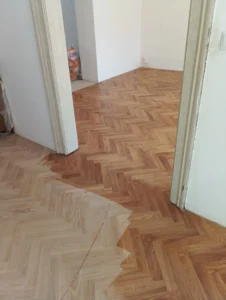 Aplikace základního laku na vybroušené parkety v Ostravě – detailní proměna dřeva pod rukama podlahářů z Ostravy.