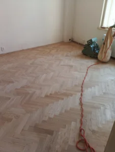 Profesionální broušení dřevěných parket v ostravském bytě – poctivá renovace, kterou provádějí podlaháři z Ostravy.