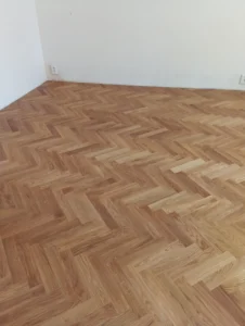 Kompletně položené dřevěné parkety do rybí kosti – precizní práce, kterou odvádějí podlaháři z Ostravy.