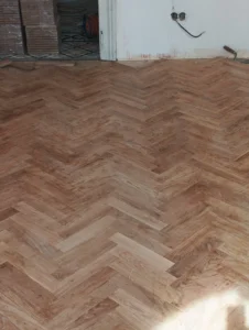 Detailní pohled na klasické dřevěné parkety položené do rybí kosti – poctivé podlahářství v Ostravě.