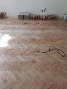Renovace a pokládka dřevěných parket do stromečku v Ostravě – poctivá podlahářská práce v bytě.
