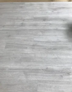 Hotová plovoucí podlaha Quick-Step v moderním ostravském bytě – detailní textura dřeva.