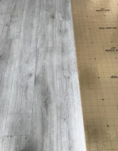 Detailní záběr na originální systémovou podložku Quick-Step při pokládce v Ostravě