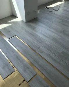 Odborná pokládka podlahy Quick-Step v ostravském interiéru – precizní práce firmy Viva Floors s.r.o