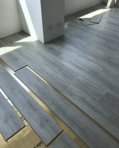 Detailní montáž plovoucí podlahy Quick-Step na systémovou podložku v Ostravě – profesionální práce Viva Floors s.r.o.