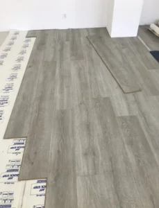 Profesionální pokládka podlahy Quck-Step na sytémovou podložku v Ostravě - realizace podlahářema s firmy Viva Floors s.r.o.