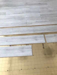Odborná vazba lamel plovoucí podlahy Quick-Step v Ostravě – detaily pokládky.