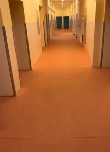 Pohled do dlouhé chodby s čerstvě položeným zátěžovým PVC Fatra Extra, realizace Ostrava.