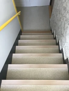 Pohled na schodiště po pokládce PVC Fatra Extra v bytovém domě Ostrava - realizace Viva Floors s.r.o