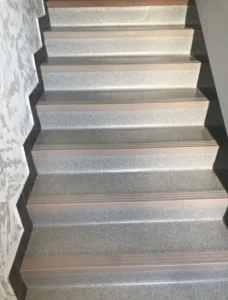Detilní obklad schodiště zátěžovým PVC Fatra Extra - realizace společný prostor v Ostravě firmou Viva Floors s.r.o.