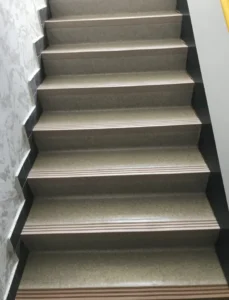 Pokládka zátěžového PVC Fatra Extra na schody v bytovém domě Ostrava - Viva Floors s.r.o