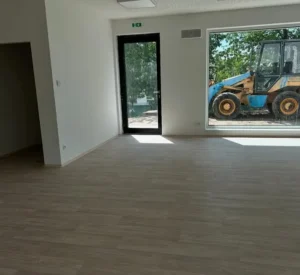 Detailní pokládka PVC Gefloor u prosklených dveří v mateřské škole Ostrava - Viva Floors s.r.o.