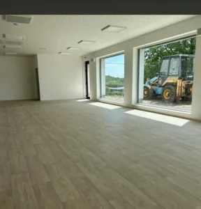 Finální pokládka PVC Gefloor v interiéru školky v Ostravě - pohed na velkou hernu realizovanou firmou Viva Floors s.r.o.
