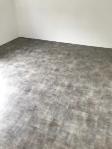 Detail lepené vinylové podlahy Project Floors v Havířově - moderní dekr kamene s texturou od Viva Floors s.r.o.