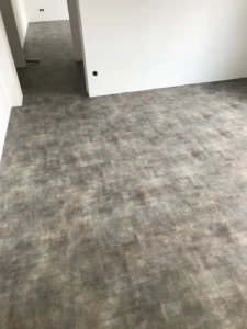 Pokládka vinylové podlahy Project Floors v dekoru dlažby Havířov - moderní interiér od Viva Floors s.r.o.