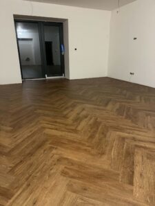 Vinylová podlaha Fatra Experto LVT 55 vzor rybí kost v novostavbě Ostrava - luxusní lepený vinyl realizovaný firmou Vivafoors