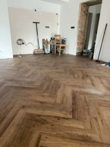 Pokládka vinylové podlahy Fatra Experto LVT 55 vzor rybí kost Ostrava - realizace Viva Floors s.r.o..