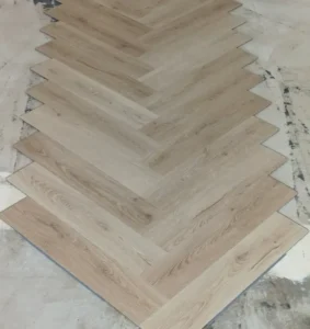 Příprava a pokládka vinylové podlahy herringbone – detail skládání vzoru rybí kost