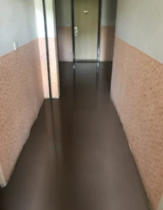 Smamonivelační stěrka v chodbě bytového domu Ostrava - příprava společných prostor pro pokládku PVC.