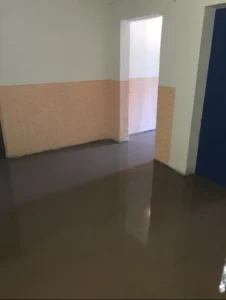 Samonivelační stěrka ve společných prostorech bytového domu Ostrava - nivelace rozlehlé chodby.