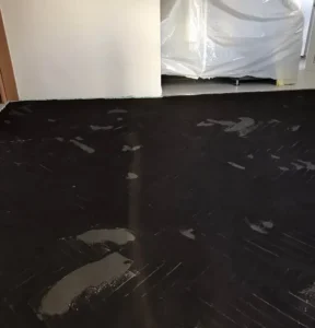 Průběh penetrace betonového podkladu v interiéru před nivelací nebo pokládkou.