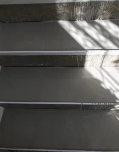 Samonivelační stěrka na schodech Ostrava - detailní vyrovnání před pokládkou vinylu od Viva Floors s.r.o.