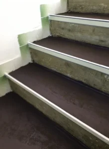 Příprava schodiště před nivelací - penetrace schdů a montáž zábran proti stečení Ostrava.