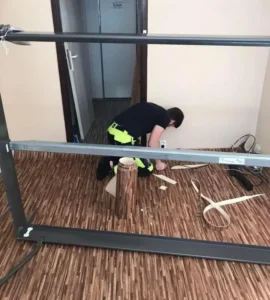 Detailní pohled na pokládku vinylové podlahy PVC Ambient v bytovém interiéru, realizace Ostrava.