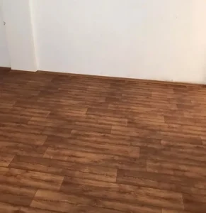 Pokládka vinylové podlahy PVC Ambient v dekoru dřeva, realizace pro Veolia Ostrava.