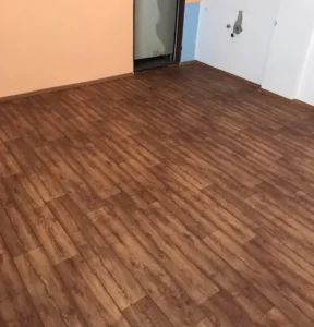 Pokládka zátěžového PVC Ambient v dekoru dřeva pro společnost Veolia v Ostravě.