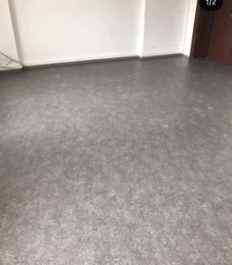 Detail tmavě šedého zátěžového PVC Gefloor na chodbě veřejné budovy v Ostravě.