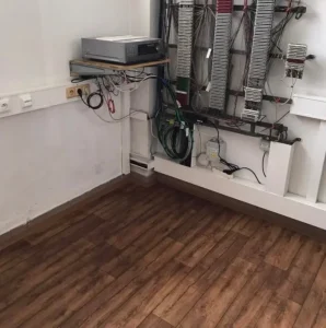Detailní pokládka zátěžového PVC Ambient v technické místnosti s rozvody, realizace Veolia Ostrava.