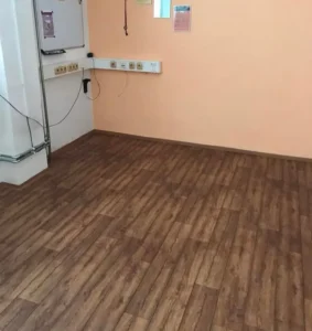 Realizace zátěžové podlahy PVC Ambient v dekoru dřeva pro společnost Veolia, Ostrava.