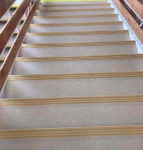 Zátěžové PVC Fatra Extra na školním schodišti – pohled na celou realizaci včetně schodových hran