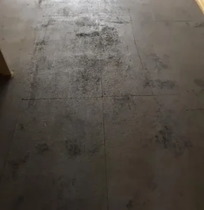 Detailní pohled na podklad po demontáži starého koberce, příprava pro pokládku PVC.