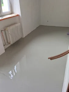 Profesionální stěrkování podlahy v pokoji - rekonstrukce bytu Ostrava a příprava na vinyl.
