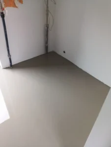 Detailní stěrkování rohů a detailu podlahy v Ostravě